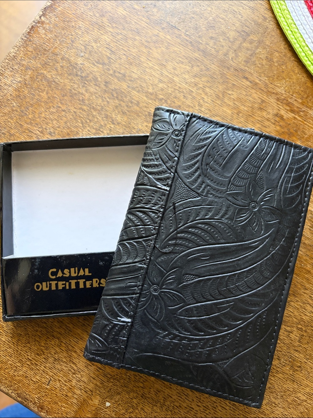 Black Embossed Men’s Card & Key Holder